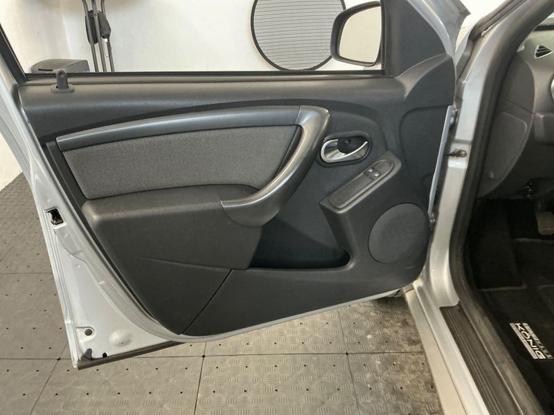 Dacia Duster 1.2 TCe Black Shadow 4x2 2018 – снимка 46
