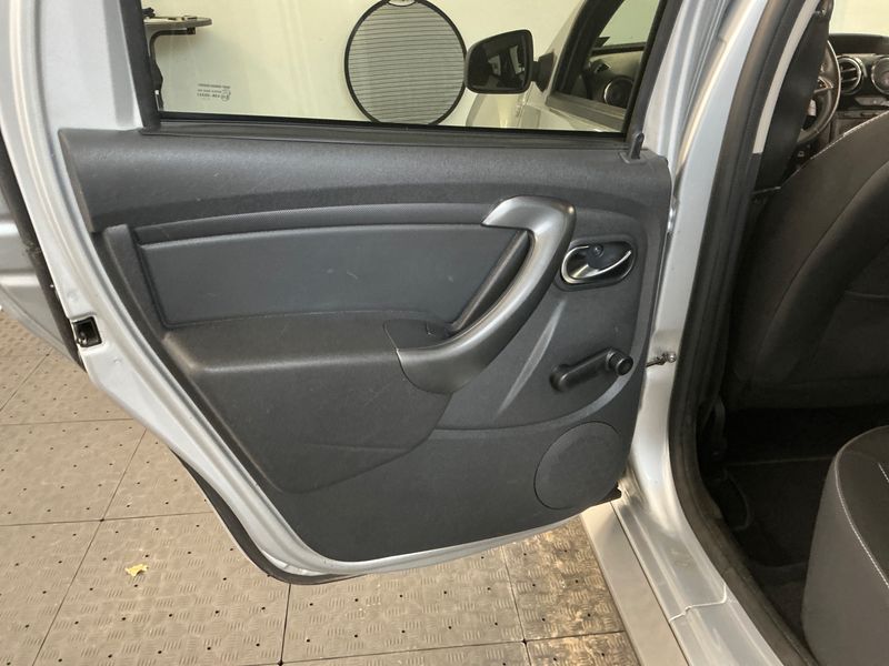 Dacia Duster 1.2 TCe Black Shadow 4x2 2018 – снимка 45
