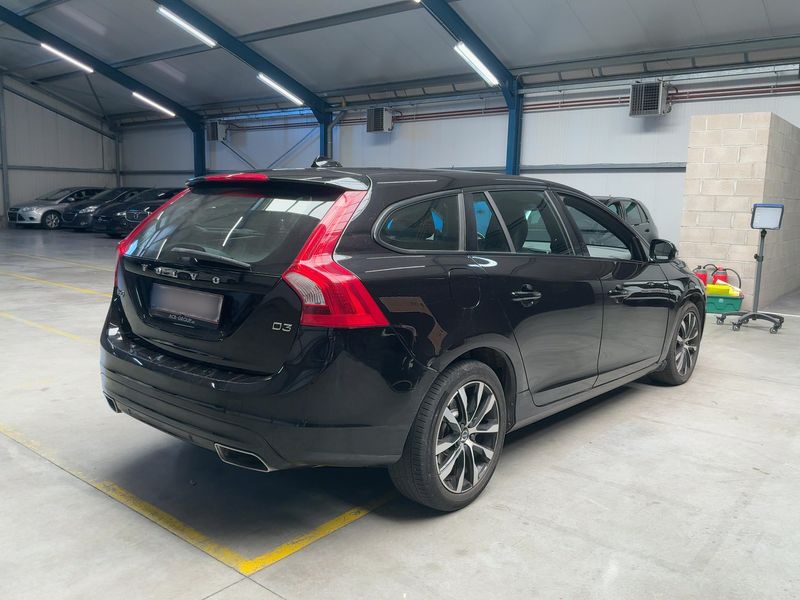 Volvo V60 2.0 D3 Linje Svart 2018 – снимка 8