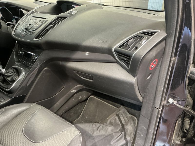 Ford Kuga 1.5 EcoBoost Titanium 2015 – снимка 31