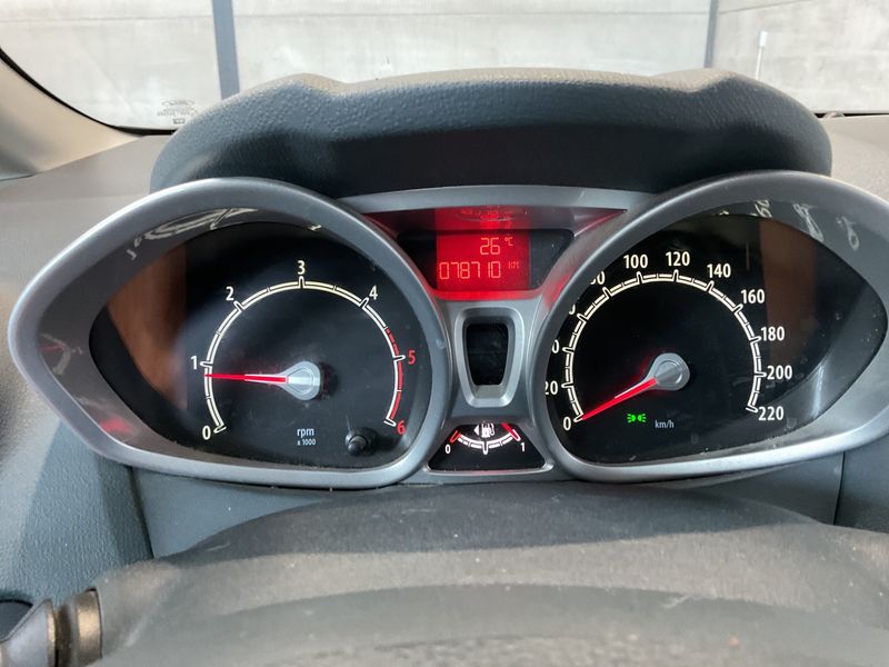 Ford Fiesta 1.6 TDCi Ghia 2009 – снимка 4