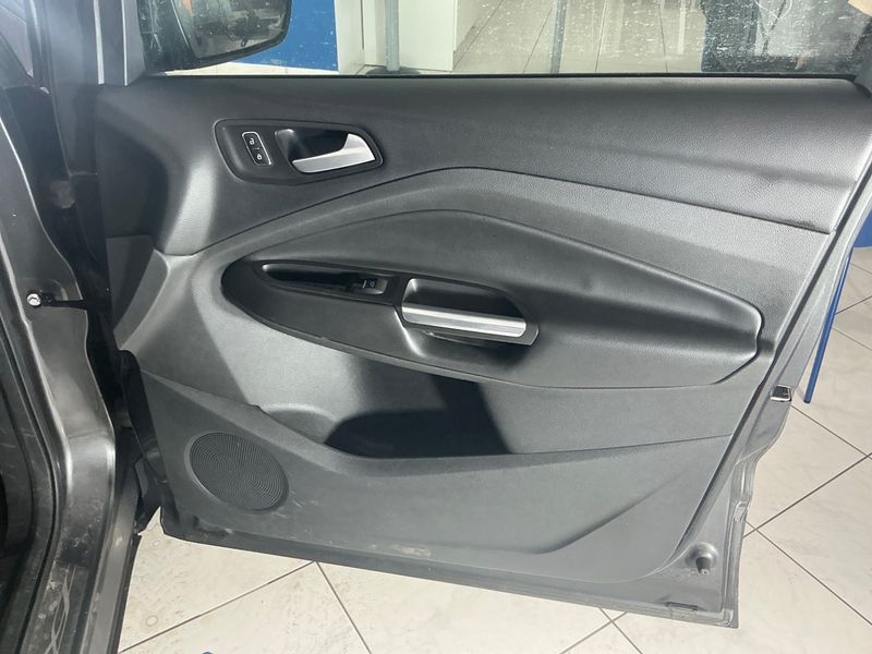 Ford Kuga 2.0 TDCi Titanium 2015 – снимка 31