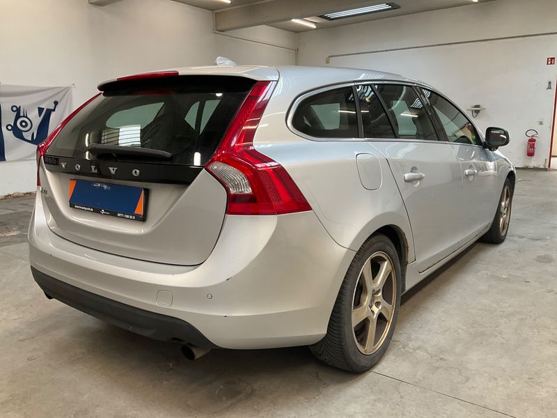 Volvo V60 1.6 T3 Momentum 2010 – снимка 2