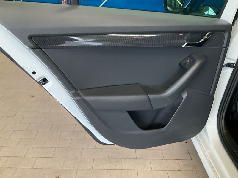 Skoda Octavia 2.0 TDI RS 2015 – снимка 25