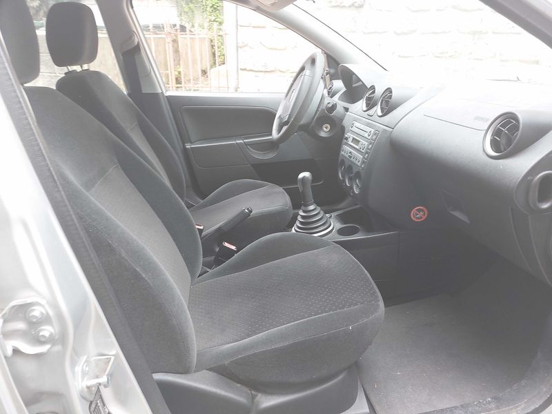 Ford Fiesta 1.4 Ghia 2004 – снимка 10