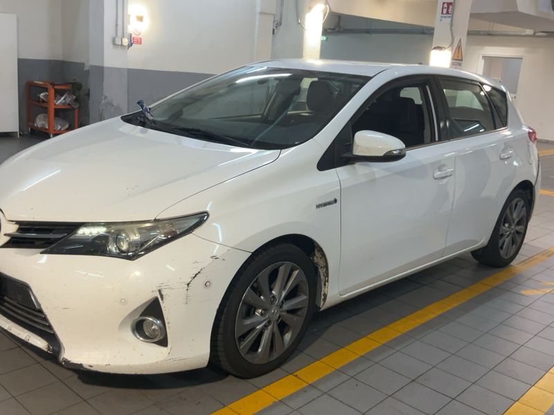 Toyota Auris 1.8 Hybrid Lounge 2013 – снимка 2
