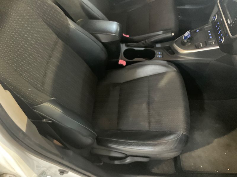 Toyota Auris 1.8 Hybrid Lounge 2013 – снимка 30