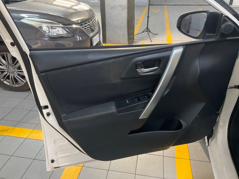 Toyota Auris 1.8 Hybrid Lounge 2013 – снимка 32