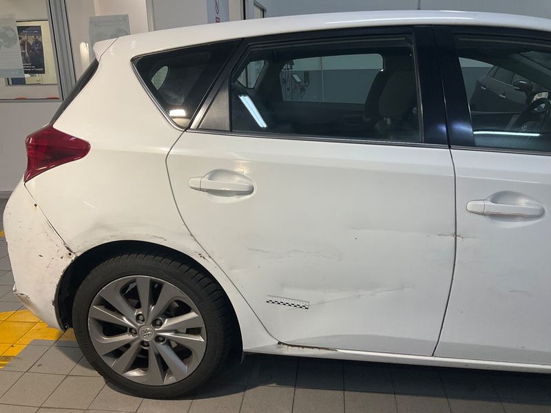 Toyota Auris 1.8 Hybrid Lounge 2013 – снимка 24