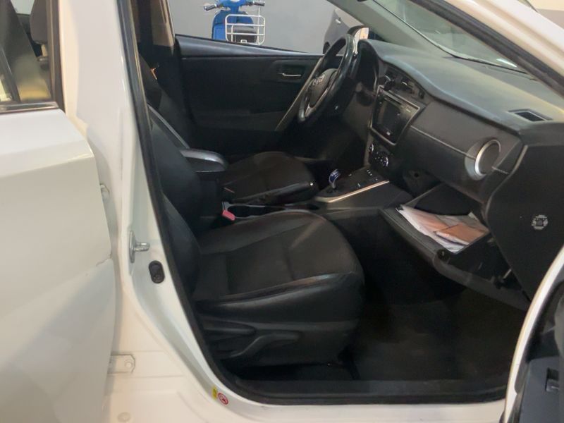 Toyota Auris 1.8 Hybrid Lounge 2013 – снимка 16