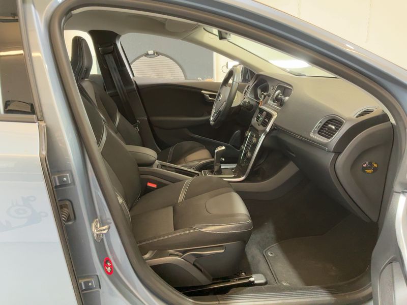 Volvo V40 2.0 D2 Momentum 2017 – снимка 17