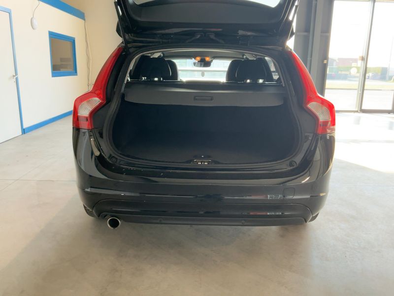 Volvo V60 2.0 D3 Momentum 2018 – снимка 15