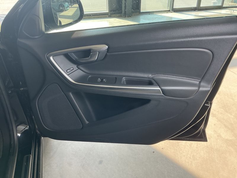 Volvo V60 2.0 D3 Momentum 2018 – снимка 26