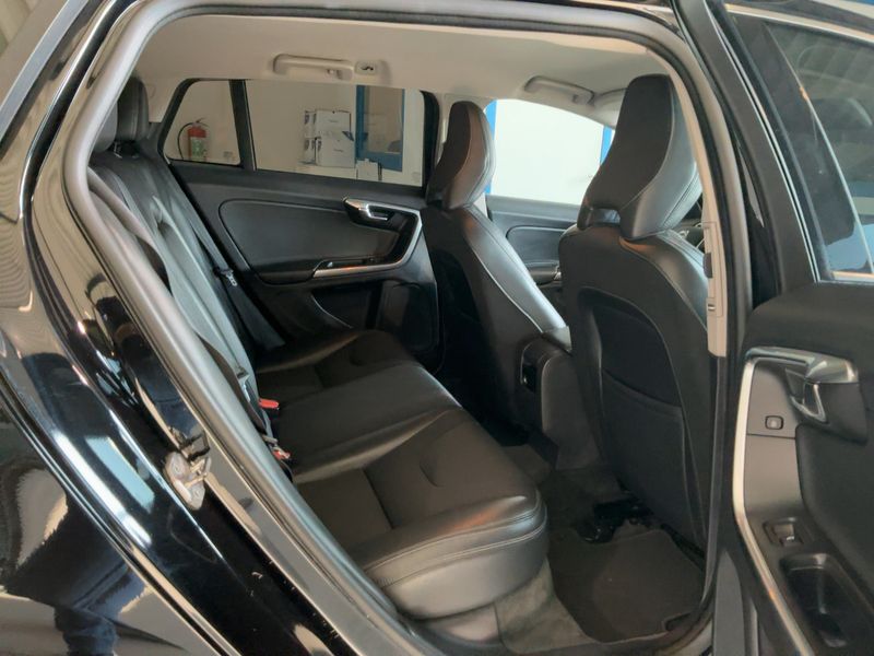 Volvo V60 2.0 D3 Momentum 2018 – снимка 19