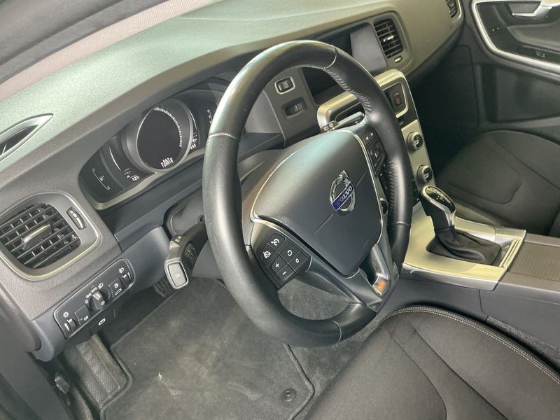 Volvo V60 2.0 D3 Momentum 2018 – снимка 31
