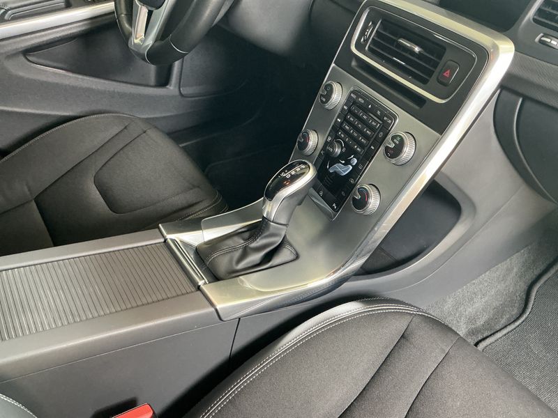 Volvo V60 2.0 D3 Momentum 2018 – снимка 27