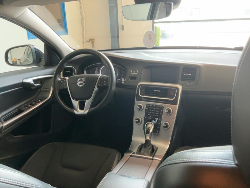 Volvo V60 2.0 D3 Momentum 2018 – снимка 17