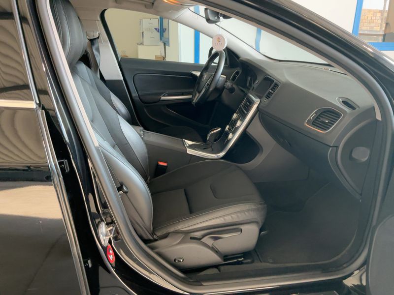 Volvo V60 2.0 D3 Momentum 2018 – снимка 16