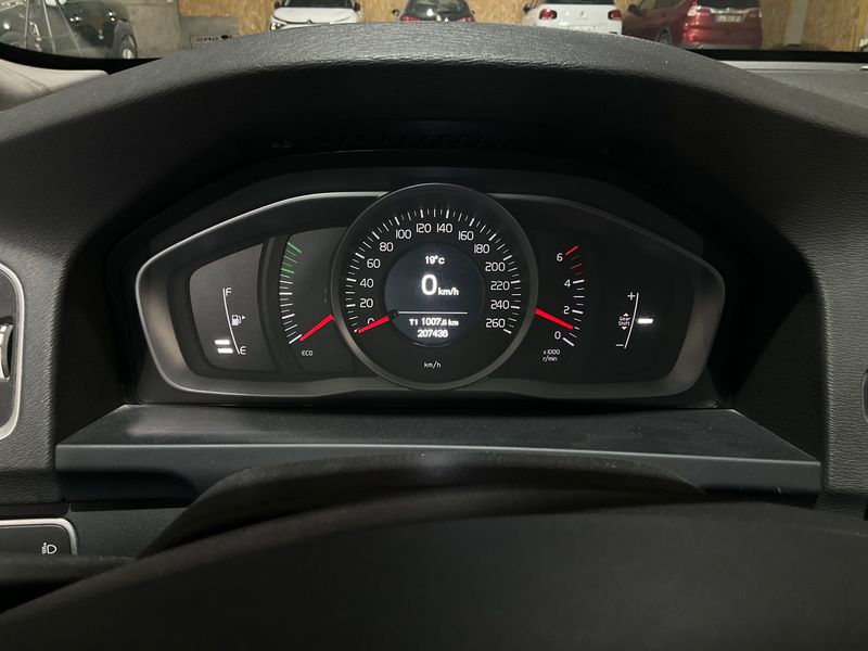 Volvo V60 2.0 D3 Momentum 2015 – снимка 18