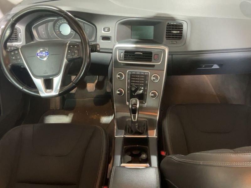 Volvo V60 2.0 D3 Momentum 2015 – снимка 17