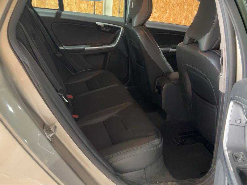 Volvo V60 2.0 D3 Momentum 2015 – снимка 19