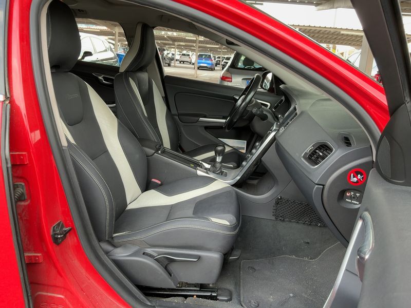 Volvo V60 1.6 D R-Design 2011 – снимка 16