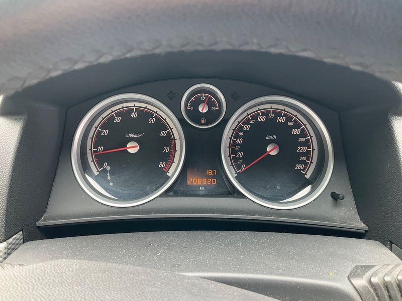 Opel Astra GTC 1.8 Sport 2009 – снимка 4