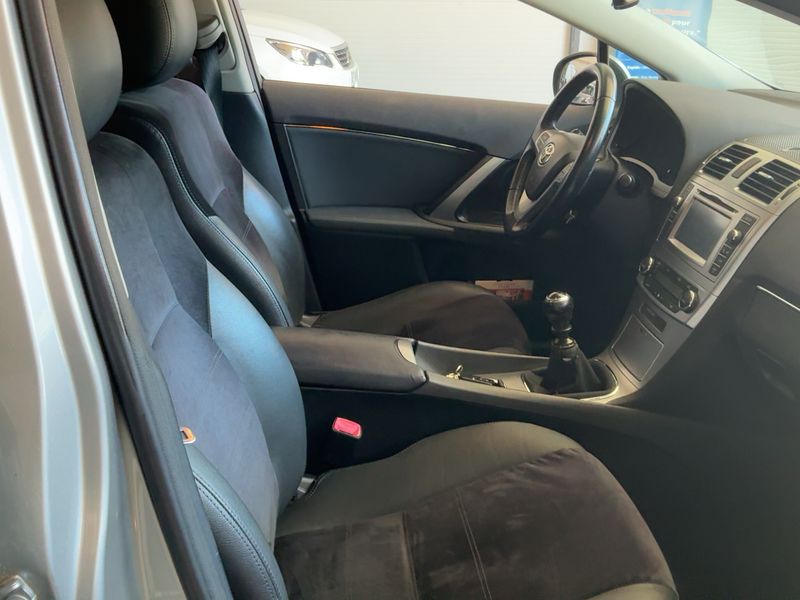 Toyota Avensis 1.8 Executive 2014 – снимка 16