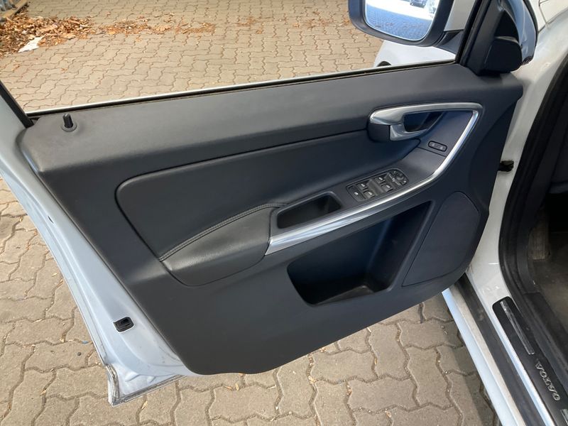 Volvo XC60 2.0 D4 Summum 2WD 2016 – снимка 32