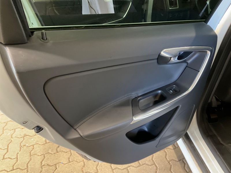 Volvo XC60 2.0 D4 Summum 2WD 2016 – снимка 28