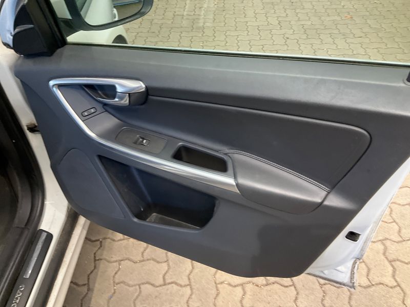 Volvo XC60 2.0 D4 Summum 2WD 2016 – снимка 25