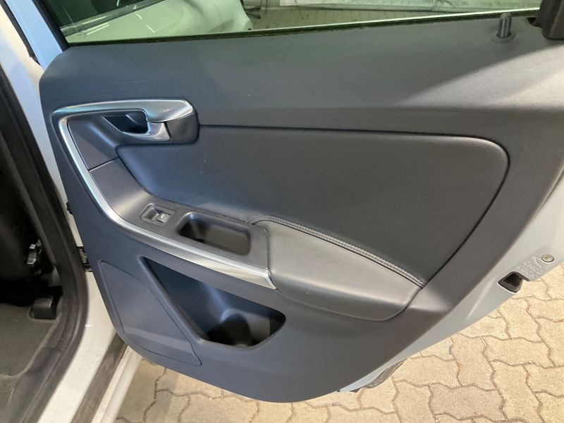 Volvo XC60 2.0 D4 Summum 2WD 2016 – снимка 22