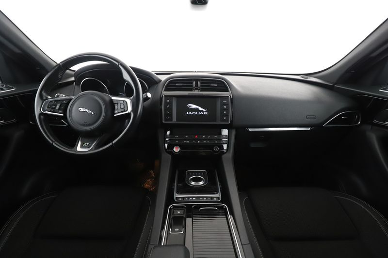 Jaguar F-Pace 25d R-Sport AWD 2017 – снимка 17
