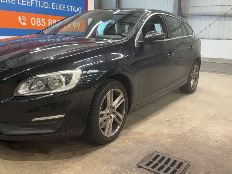 Volvo V60 2.4 D6 Plug-in Hybrid Momentum AWD 2015 – снимка 2