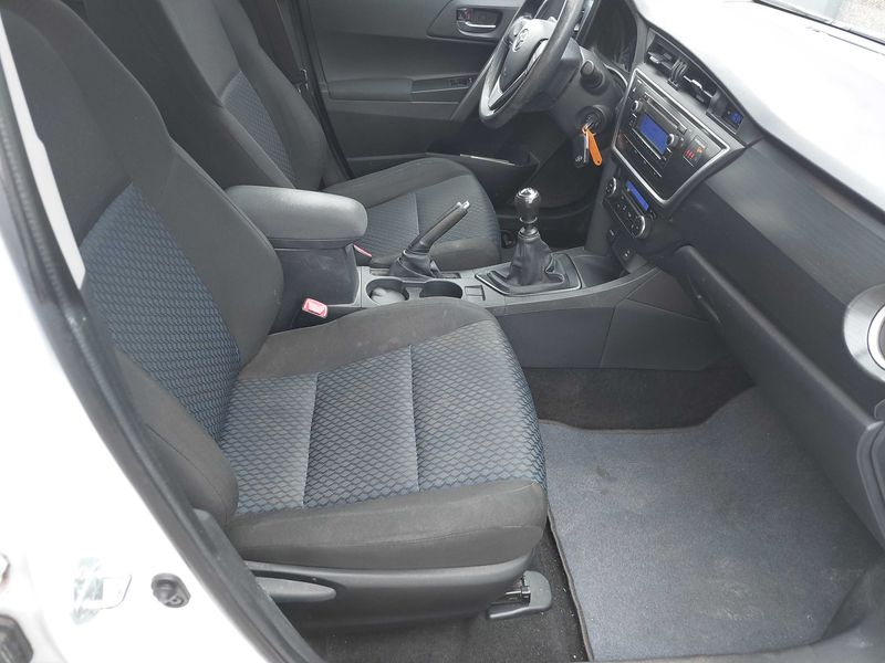Toyota Auris 1.3 Cool 2015 – снимка 10