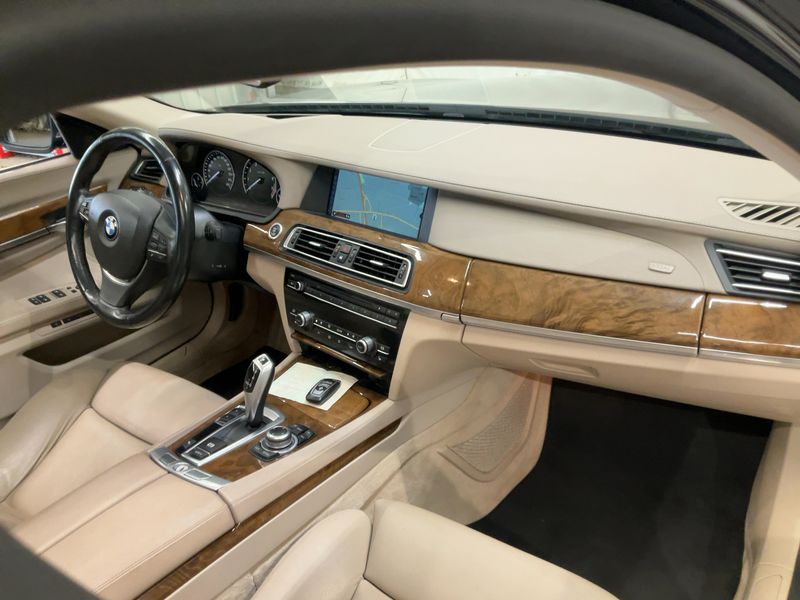 BMW 7er 750i 2010 – снимка 17