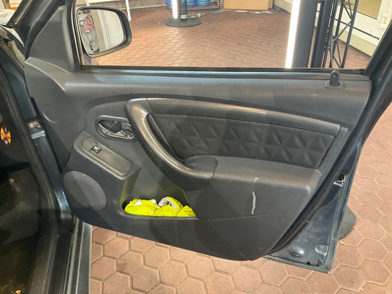 Dacia Duster 1.2 TCe Laureate 4x2 2015 – снимка 31