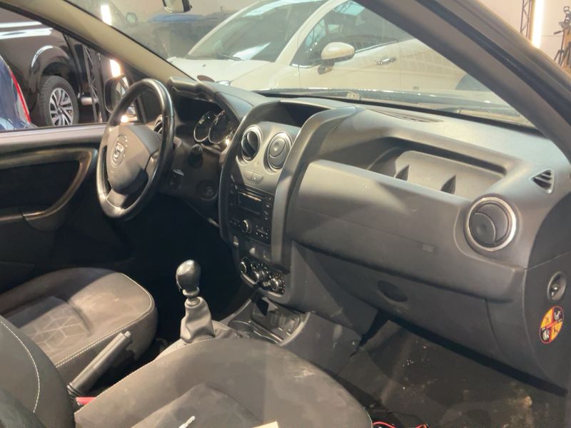 Dacia Duster 1.2 TCe Laureate 4x2 2015 – снимка 17