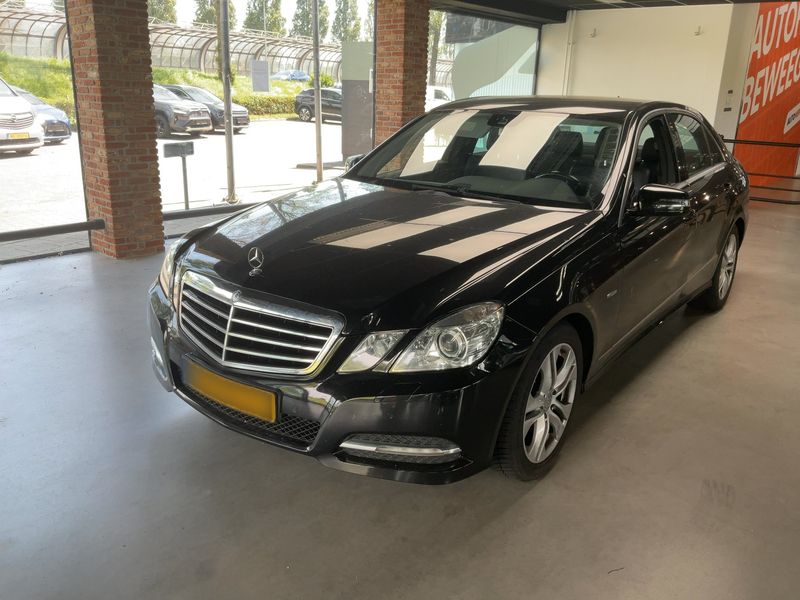 Mercedes-Benz E-Klasse E 200 CGI BlueEfficiency Avantgarde 2012 – снимка 1