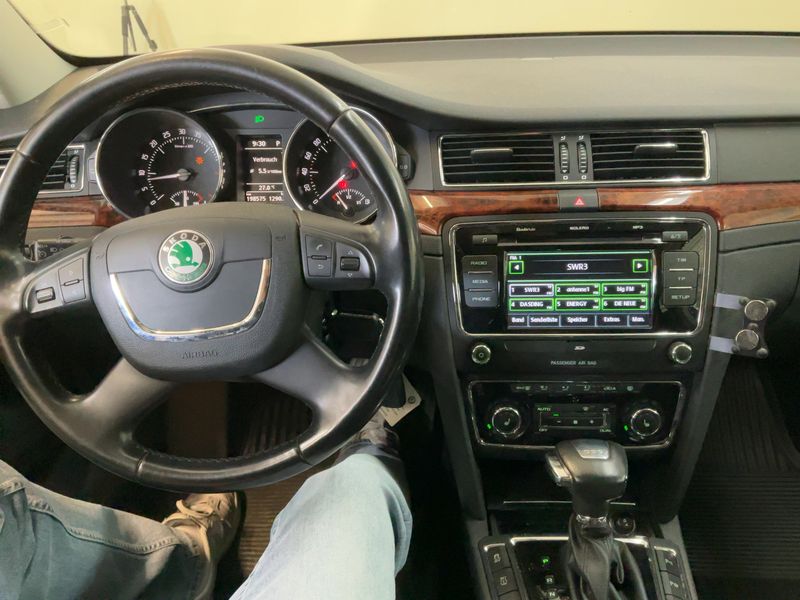 Skoda Superb 2.0 TDI Elegance 2011 – снимка 18