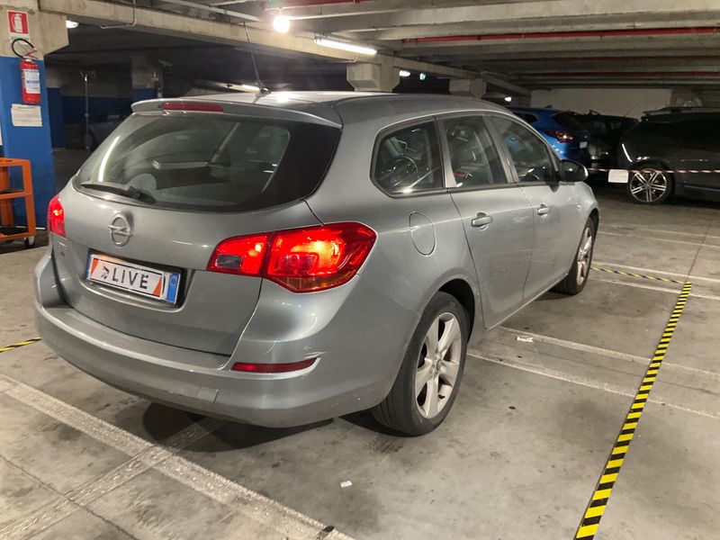 Opel Astra 1.6 Edition 2013 – снимка 2