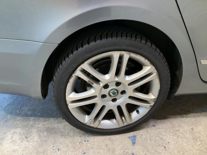 Skoda Superb 2.0 TDI Elegance 2010 – снимка 9
