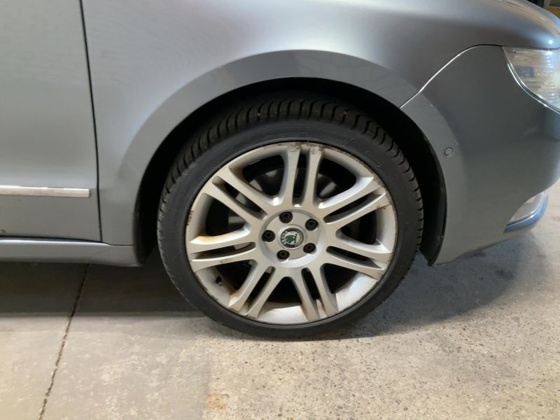 Skoda Superb 2.0 TDI Elegance 2010 – снимка 11
