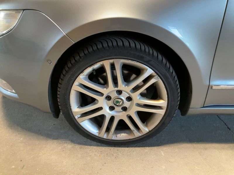 Skoda Superb 2.0 TDI Elegance 2010 – снимка 3