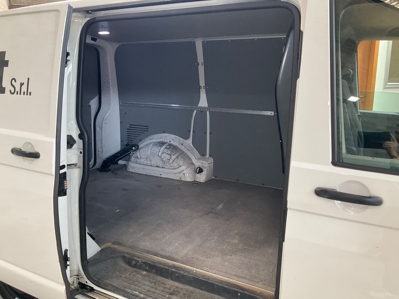 Volkswagen T6 Transporter 2.0 TDI Kasten FWD 2022 – снимка 19