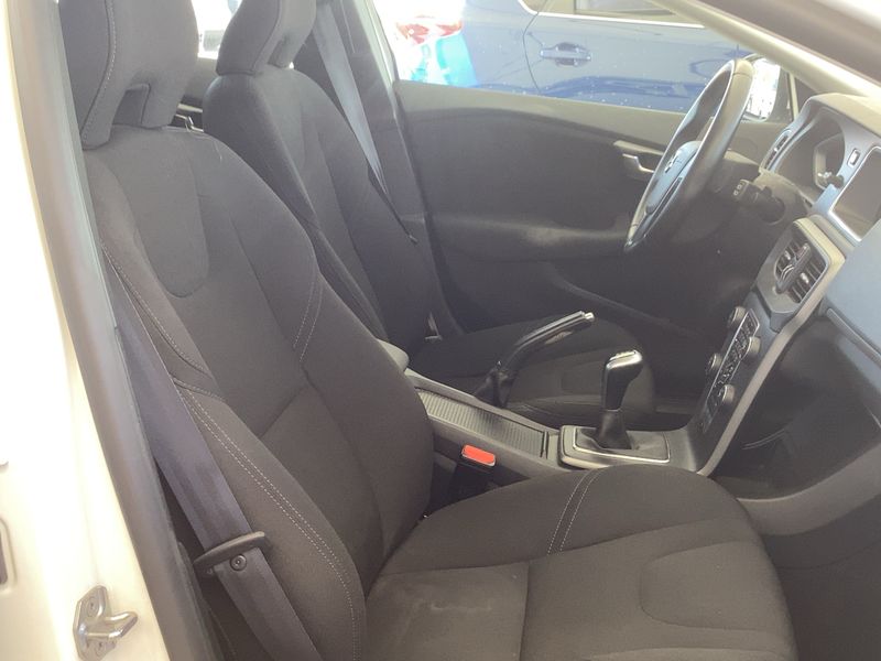 Volvo V40 2.0 D2 Kinetic 2017 – снимка 16