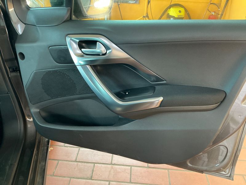 Peugeot 2008 1.5 Blue-HDi Allure 2019 – снимка 27