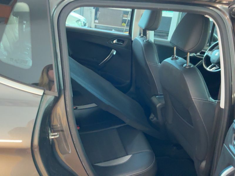 Peugeot 2008 1.5 Blue-HDi Allure 2019 – снимка 20