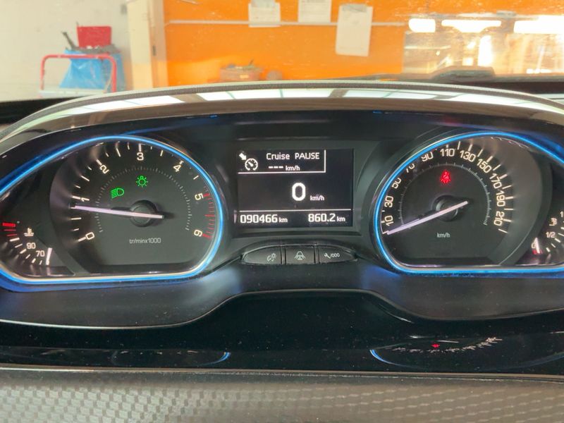 Peugeot 2008 1.5 Blue-HDi Allure 2019 – снимка 19