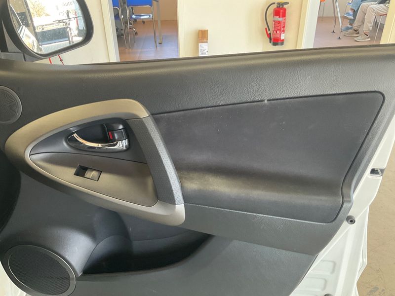 Toyota RAV 4 2.0 2012 – снимка 28
